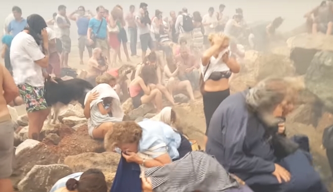 Νέο συγκλονιστικό βίντεο από το Μάτι: Δεκάδες άνθρωποι στα βράχια περιμένουν βοήθεια