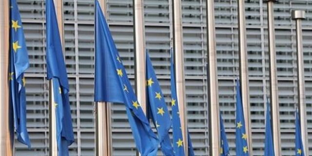 Ευρωπαϊκή αλληλεγγύη: Μεσίστιες οι σημαίες στις Βρυξέλλες
