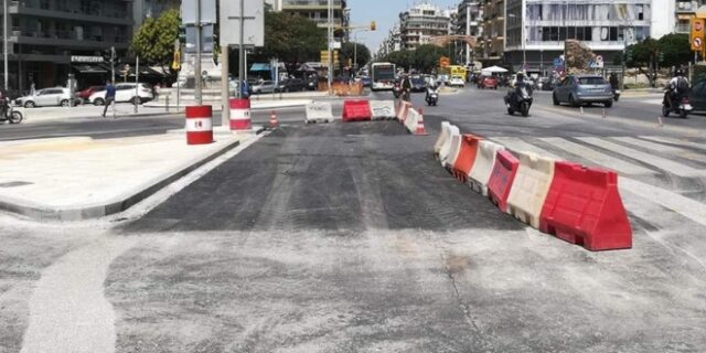 Θεσσαλονίκη: Απομακρύνονται οι λαμαρίνες από το συντριβάνι