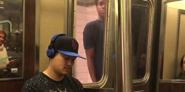 Η νέα τρέλα στο μετρό: Επιβάτες ταξιδεύουν “γαντζωμένοι” έξω από τις πόρτες