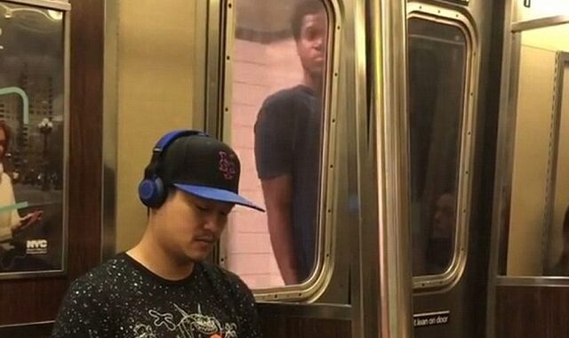 Η νέα τρέλα στο μετρό: Επιβάτες ταξιδεύουν “γαντζωμένοι” έξω από τις πόρτες