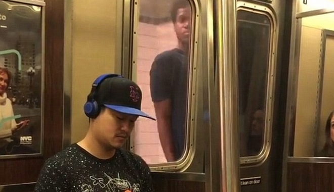 Η νέα τρέλα στο μετρό: Επιβάτες ταξιδεύουν “γαντζωμένοι” έξω από τις πόρτες
