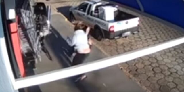 Αδιανόητη τύχη: Γυναίκα γλιτώνει από ιπτάμενη μηχανή