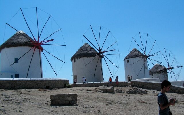Έκαναν “dolce vita” σε Μύκονο και Σαντορίνη με 14.000 πλαστά ευρώ