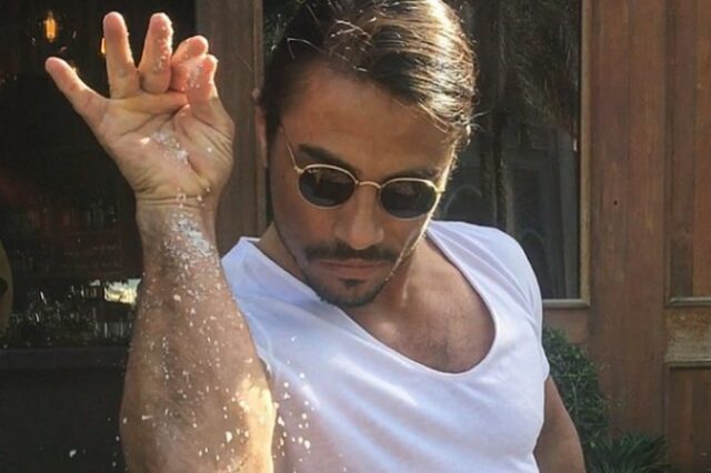 Πελάτης του Salt Bae αντί να φάει το παϊδάκι “έφαγε” τα μούτρα του