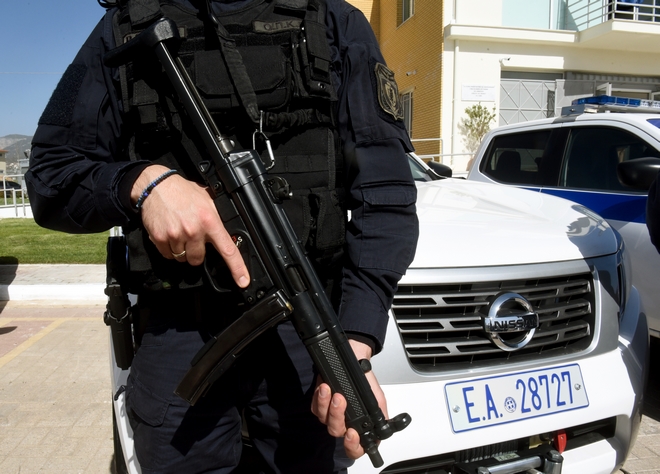 Ένοπλη ληστεία σε τράπεζα στις Ερυθρές: Ο δράστης μπούκαρε με πιστόλι και χειροβομβίδα
