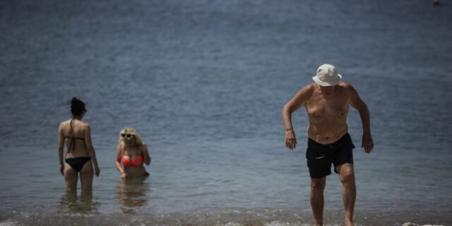 ΠΑΚΟΕ: Ακατάλληλες για κολύμπι 71 παραλίες της Αττικής