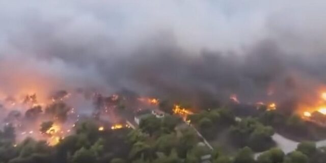 Μάτι Αττικής: Η στιγμή που η φωτιά “καταπίνει” τα σπίτια