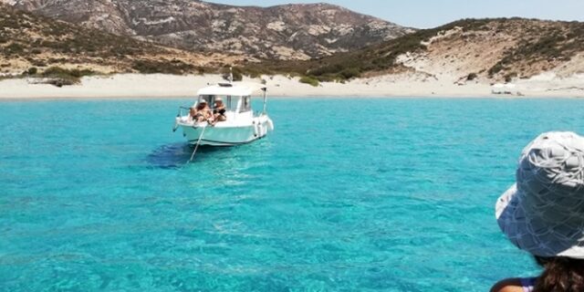 Η αμόλυντη Πολύαιγος: Στο μεγαλύτερο ακατοίκητο νησί του Αιγαίου με τις φυσικές πισίνες