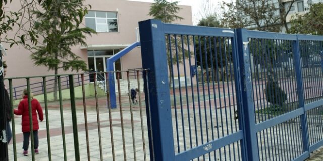 Σοκ στη Θεσσαλονίκη: Μαθητές ανάγκασαν συμμαθήτριά τους να γλείψει τουαλέτα