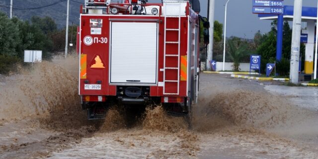 Προβλήματα από την κακοκαρία στην Αττική – Πλημμύρισαν σπίτια σε Καστοριά και Φάρσαλα
