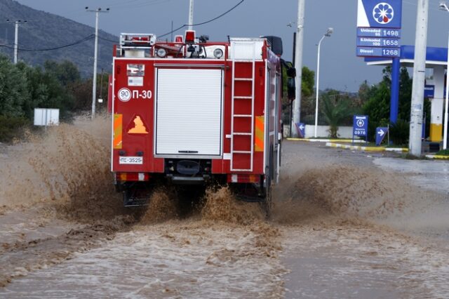 Προβλήματα από την κακοκαρία στην Αττική – Πλημμύρισαν σπίτια σε Καστοριά και Φάρσαλα