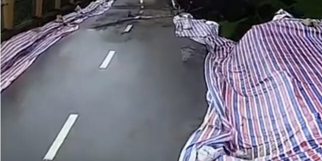 Συγκλονιστικό βίντεο: Η στιγμή που δρόμος καταρρέει στην Κίνα