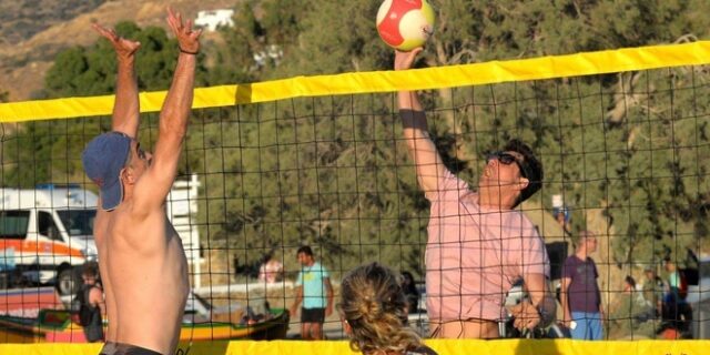 Ο Σάκης Ρουβάς έπαιξε beach volley στην Ίο
