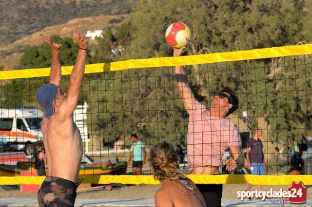 Ο Σάκης Ρουβάς έπαιξε beach volley στην Ίο