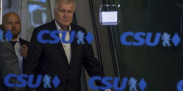 Τσάμπα η ανταρσία Ζέεχοφερ στη Μέρκελ: Πτώση CSU στη Βαυαρία, στο 14% η AfD