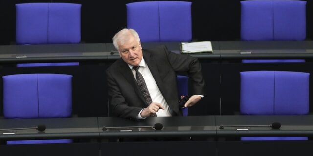 Η γερμανική κυβέρνηση “αδειάζει” τον Ζεεχόφερ