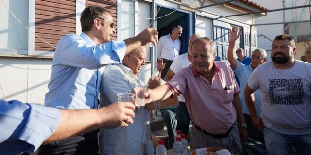 Με μαντινάδα υποδέχτηκαν τον Κυριάκο Μητσοτάκη στη Σητεία