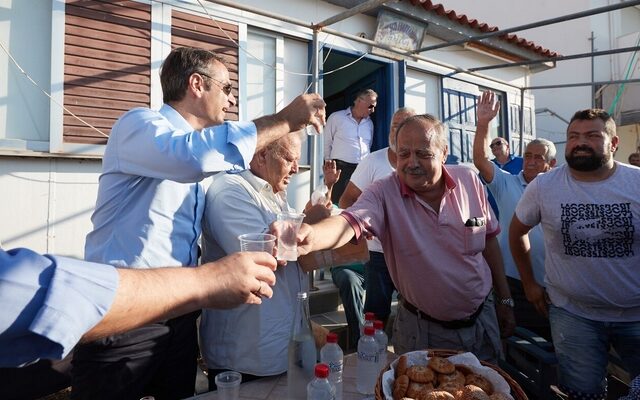 Με μαντινάδα υποδέχτηκαν τον Κυριάκο Μητσοτάκη στη Σητεία