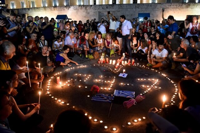 Σύνταγμα: Εκατοντάδες άνθρωποι ζήτησαν “συγγνώμη” από τα θύματα της τραγωδίας στο Μάτι