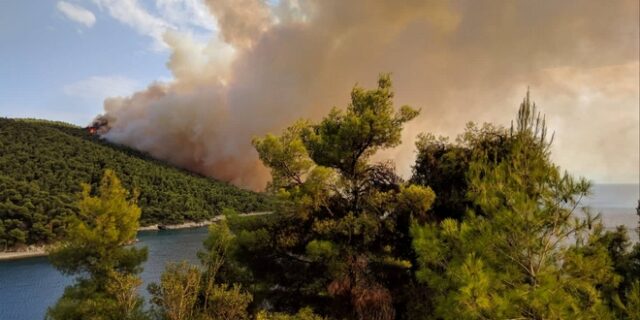 Μάχη με τις φλόγες στη Σκόπελο