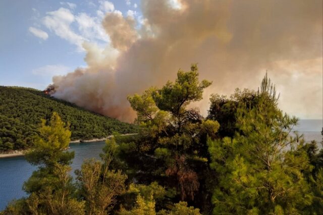 Μάχη με τις φλόγες στη Σκόπελο