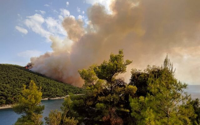 Σκόπελος: Χωρίς ενεργό μέτωπο η φωτιά