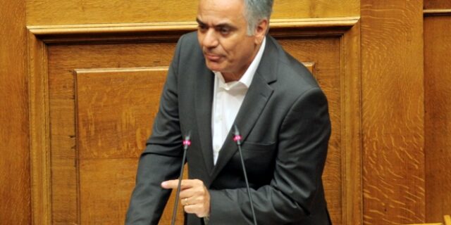 Σκουρλέτης: Ο Μητσοτάκης υιοθετεί ακροδεξιό λόγο