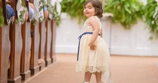Αγωνίστρια ζωής: 3χρονη νίκησε τον καρκίνο και έγινε παρανυφάκι στο γάμο της γυναίκας που την έσωσε