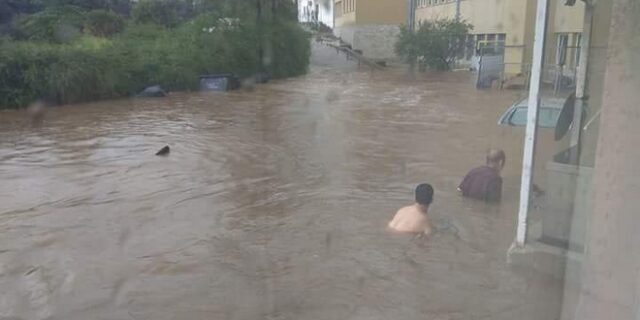 Νεροποντή στην Αθήνα: Άνθρωποι “κολυμπούν” έξω από το νοσοκομείο Σωτηρία