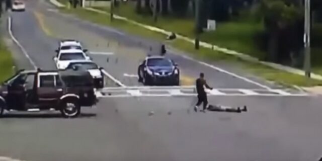 Μυστήριο: Γυναίκα πέφτει αναίσθητη από κινούμενο SUV