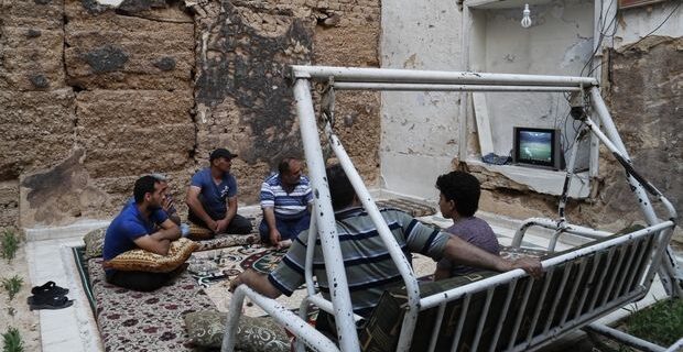 Συγκλονιστικές εικόνες από βομβαρδισμένο σπίτι στη Συρία: Έβλεπαν τον τελικό!