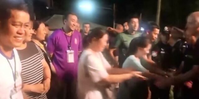 Ταϊλάνδη: Συγκίνηση στη συνάντηση των γονιών με τους διασώστες