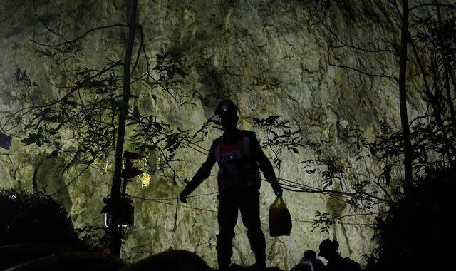 Θαύμα στη Ταϊλάνδη: Ζωντανά βρέθηκαν τα 12 παιδιά που είχαν χαθεί σε σπηλιά