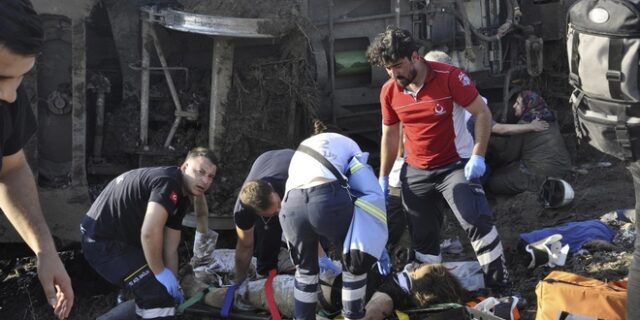 Τουρκία: Τουλάχιστον 10 νεκροί και 73 τραυματίες από τον εκτροχιασμό τρένου