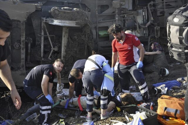 Τουρκία: Τουλάχιστον 10 νεκροί και 73 τραυματίες από τον εκτροχιασμό τρένου