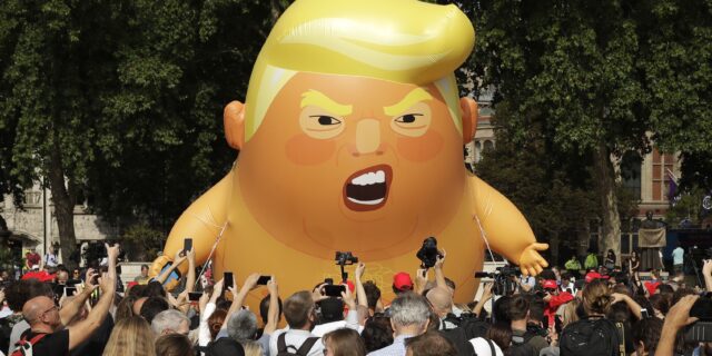 Πετάει, πετάει: Το μπαλόνι με το μωρό – Τραμπ πάνω από το βρετανικό κοινοβούλιο