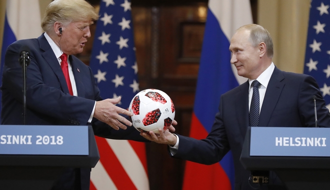 Η μπάλα που έκανε δώρο ο Πούτιν στον Τραμπ “έκρυβε” ένα τσιπάκι