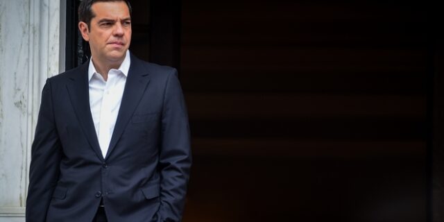 Τσίπρας για φωτιές: “Με προβληματίζουν οι παράλληλες εστίες”