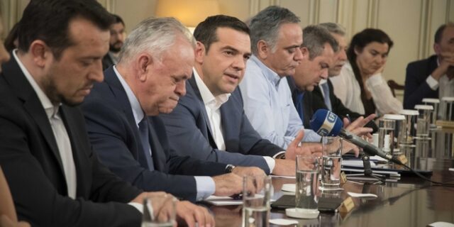 Ανασχηματισμός: Σκέψεις για μετάθεση υπουργών στην Κουμουνδούρου