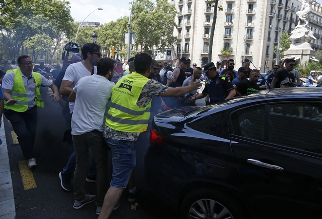 Επεισόδια με οδηγούς ταξί οδήγησαν την Uber σε αναστολή λειτουργίας στη Βαρκελώνη
