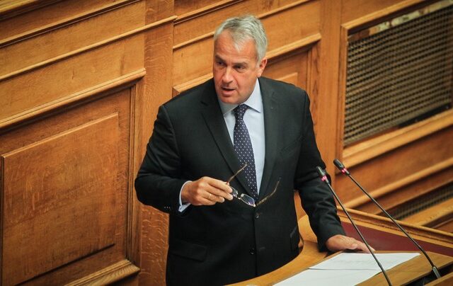 Βουλή: Ύβρεις Βορίδη προς την κυβέρνηση για τις πυρκαγιές με αναφορές σε “θρασίμια της πολιτικής”