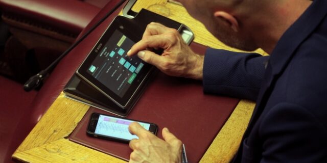 Βουλή: Με 241 «ναι» υπερψηφίστηκε η κατάτμηση των μεγάλων περιφερειών