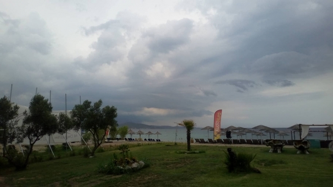 Καταιγίδες: Άδειασε η Χαλκιδική, προβλήματα στη Θεσσαλονίκη