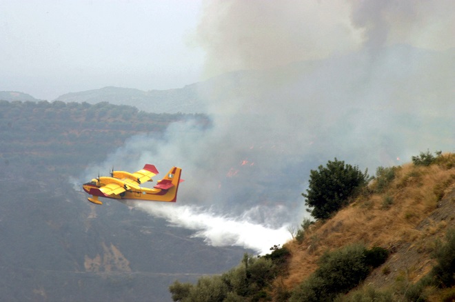 Καίγονται σπίτια έξω από τις Βρύσες Χανίων