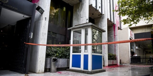 Το ΥΠΕΞ καταδικάζει την επίθεση του Ρουβίκωνα