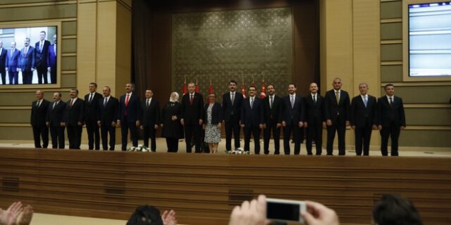 Η νέα κυβέρνηση Ερντογάν: Στη θέση του ο Τσαβούσογλου, νέος ΥΠΟΙΚ ο γαμπρός του “σουλτάνου”