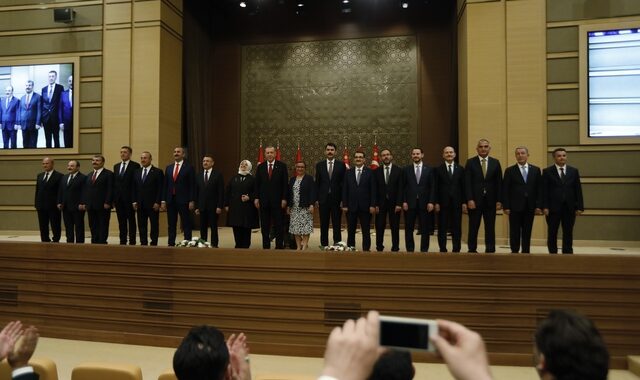 Η νέα κυβέρνηση Ερντογάν: Στη θέση του ο Τσαβούσογλου, νέος ΥΠΟΙΚ ο γαμπρός του “σουλτάνου”