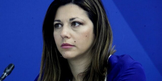 ΝΔ: Η κυβέρνηση τάζει 10.000 διορισμούς, ενώ θα συνεχίσει να πληρώνει τους κληρικούς