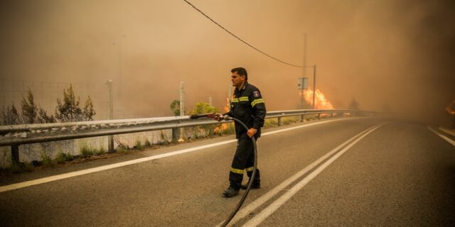 Σε εξέλιξη πύρινα μέτωπα στην Κορινθία